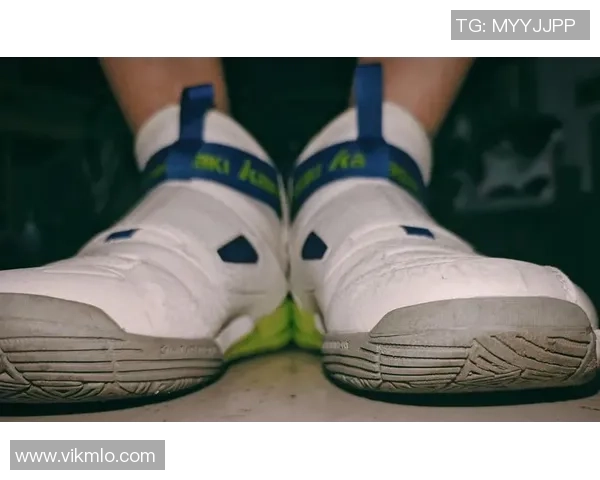 掌控球场的力量与速度选择你的足球鞋成就梦想之路